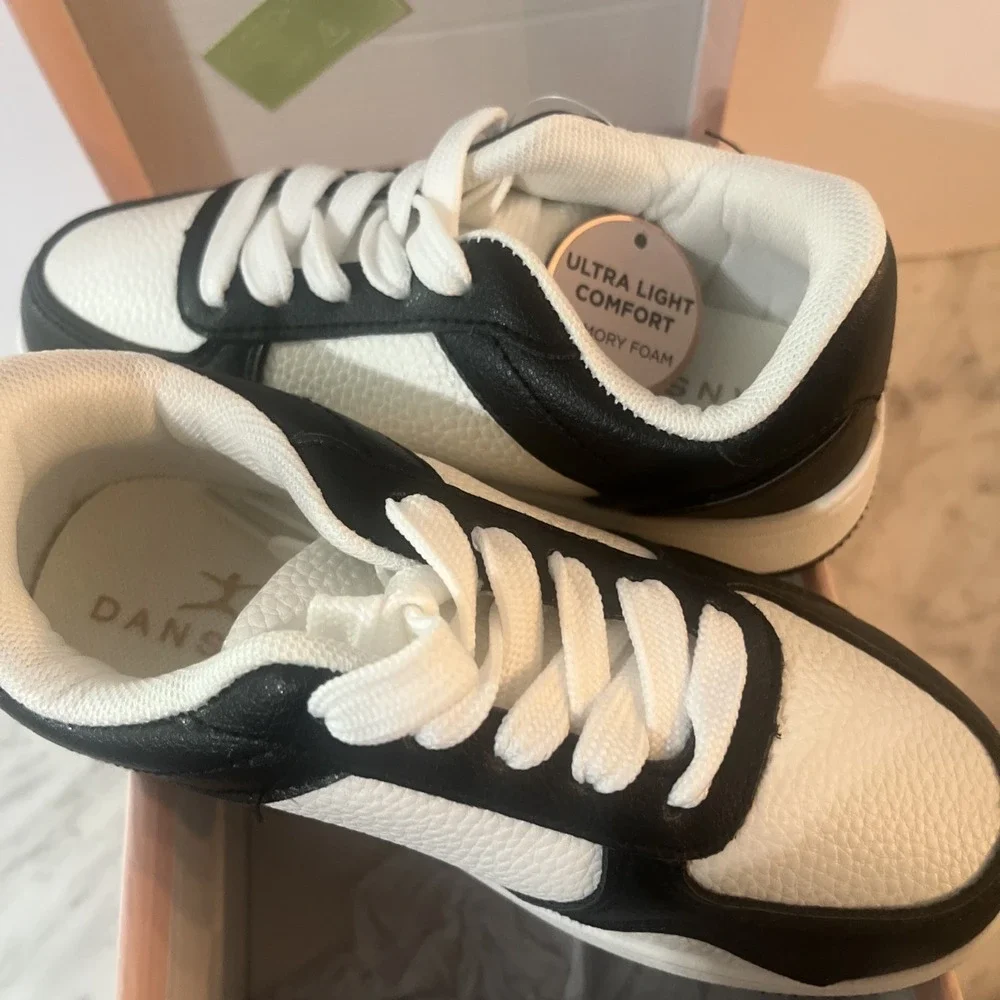 NIB Danskin Girl's PLANK-G Lace Up‎ Sneakers Size 12 Black & White